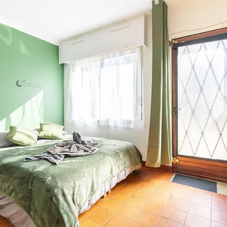 Apartment Avec Terrasse, Gare A 200m Et Parking Gratuit Saint-Cyr-l'Ecole