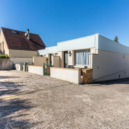 Apartment Avec Terrasse, Gare A 200m Et Parking Gratuit Saint-Cyr-l'Ecole